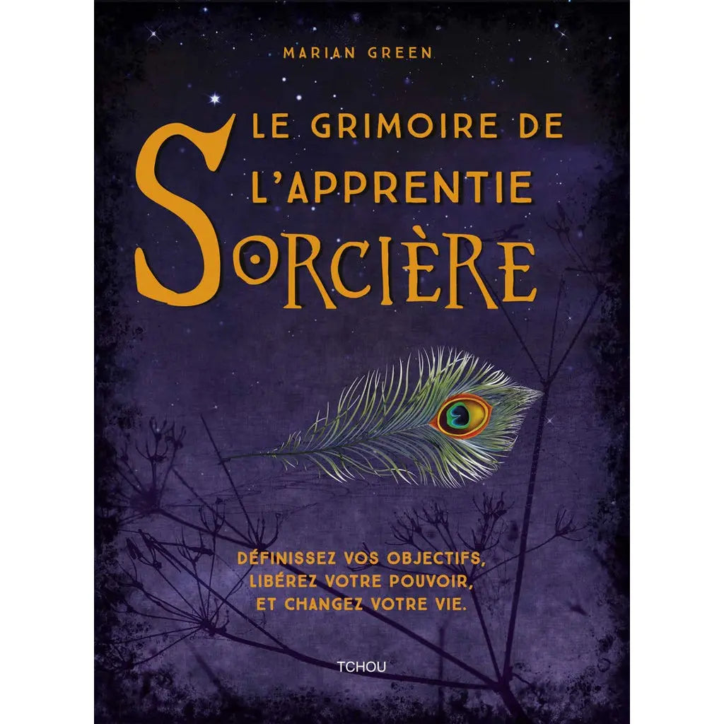 La couverture du livre "Le Grimoire de l'Apprentie Sorcière" de Marian Green, illustrée d'une plume de paon sur un fond violet mystérieux parsemé d'étoiles et de silhouettes végétales, publiée par Tchou.