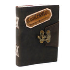 La couverture d'un carnet grimoire en cuir marron foncé ornée d'un empiècement marqué "Confession", fermée par un loquet métallique en laiton et dotée d'une reliure artisanale à lacets blancs sur le dos.