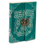 La couverture d'un carnet grimoire en cuir turquoise embossé du mot "PEACE" et d'un symbole de paix fleuri, maintenue par un loquet métallique en laiton avec une reliure artisanale à lacets blancs.