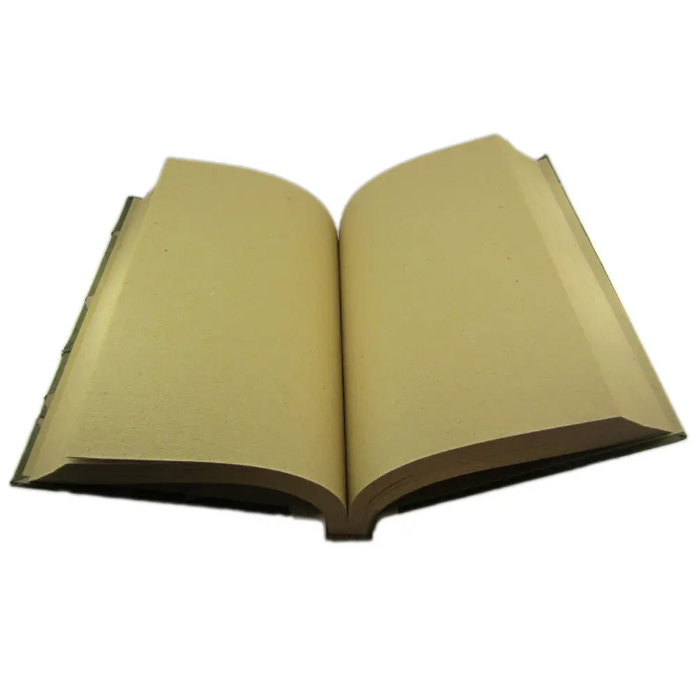 Un carnet grimoire ouvert révélant des pages vierges en papier artisanal de couleur crème, avec une couverture végétale verte visible sur les bords, sur fond blanc.