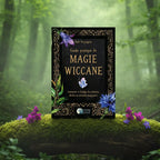 Livre noir et or Guide Pratique de Magie Wiccane de Patti Wigington posé sur une souche, illustré de motifs floraux et d'un cristal.