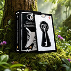 Coffret noir et blanc Gulliver Lenormand de Julie Lapierre posé dans la mousse, illustré par un renard stylisé et une carte représentant une serrure ancienne.