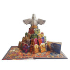 Un calendrier de l'Avent pop-up Harry Potter, représentant une pile de cadeaux colorés surmontée d'Hedwige la chouette déployant ses ailes, accompagné d'un petit livret illustré sur un socle décoré aux couleurs de Poudlard.