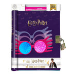 Harry Potter - Mon journal secret de sorcière, inspiré de Luna Lovegood, sa couverture violette ornée des célèbres lorgnospectres roses de Luna, accompagnée d'un cadenas métallique et surmontée d'un stylo à encre invisible rose.
