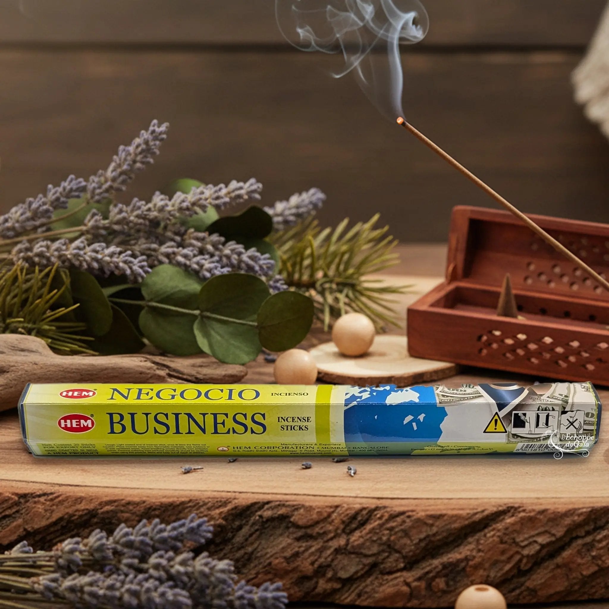 Boîte d'encens HEM "Business / Negocio" posée sur du bois avec de la lavande et un bâton d'encens fumant.