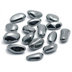 Pierres d'hématite polies, aux reflets gris métalliques, présentées sur fond blanc.