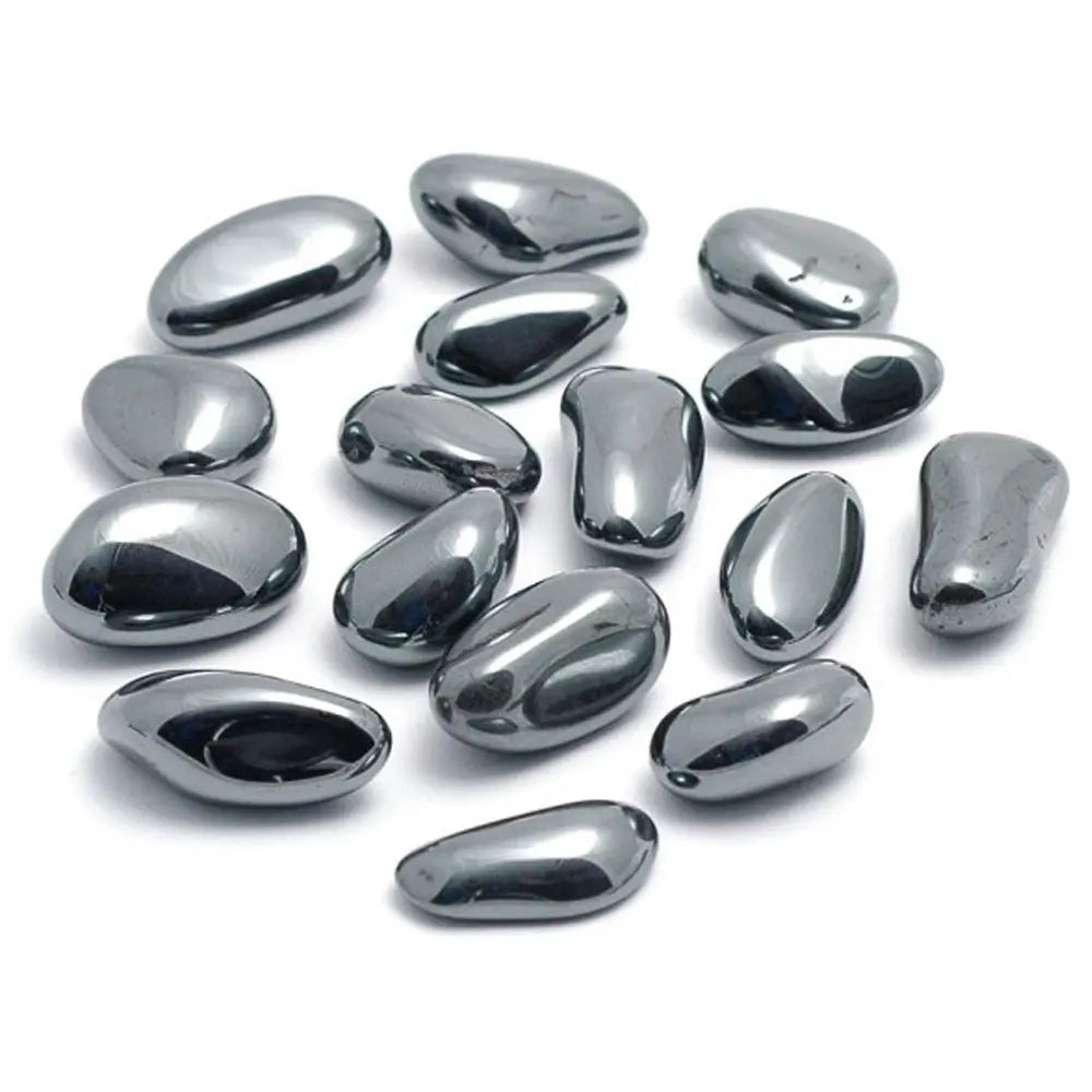 Pierres d'hématite polies, aux reflets gris métalliques, présentées sur fond blanc.
