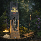 Boîte d'encens Herbio Musc Blanc naturel noire avec bâtonnet fumant sur porte-encens bois et résine blanche