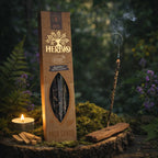 Boîte d'encens Herbio Palo Santo naturel marron avec bâtonnet fumant sur porte-encens bois et morceaux de bois