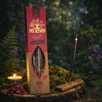 Boîte d'encens Herbio Rose naturel rouge avec bâtonnet fumant sur porte-encens en bois et pétales