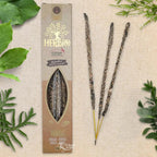 Boîte d'encens Herbio Vanille naturel avec trois bâtonnets végétaux sur fond beige et feuilles vertes