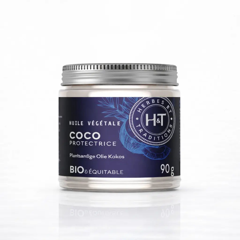 Un pot de 90 g d'huile végétale de coco bio et équitable de la marque Herbes & Traditions, doté d'un couvercle en métal argenté et d'une étiquette bleu foncé illustrée, présenté sur un fond blanc.