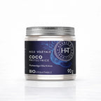 Un pot de 90 g d'huile végétale de coco bio et équitable de la marque Herbes & Traditions, doté d'un couvercle en métal argenté et d'une étiquette bleu foncé illustrée, présenté sur un fond blanc.