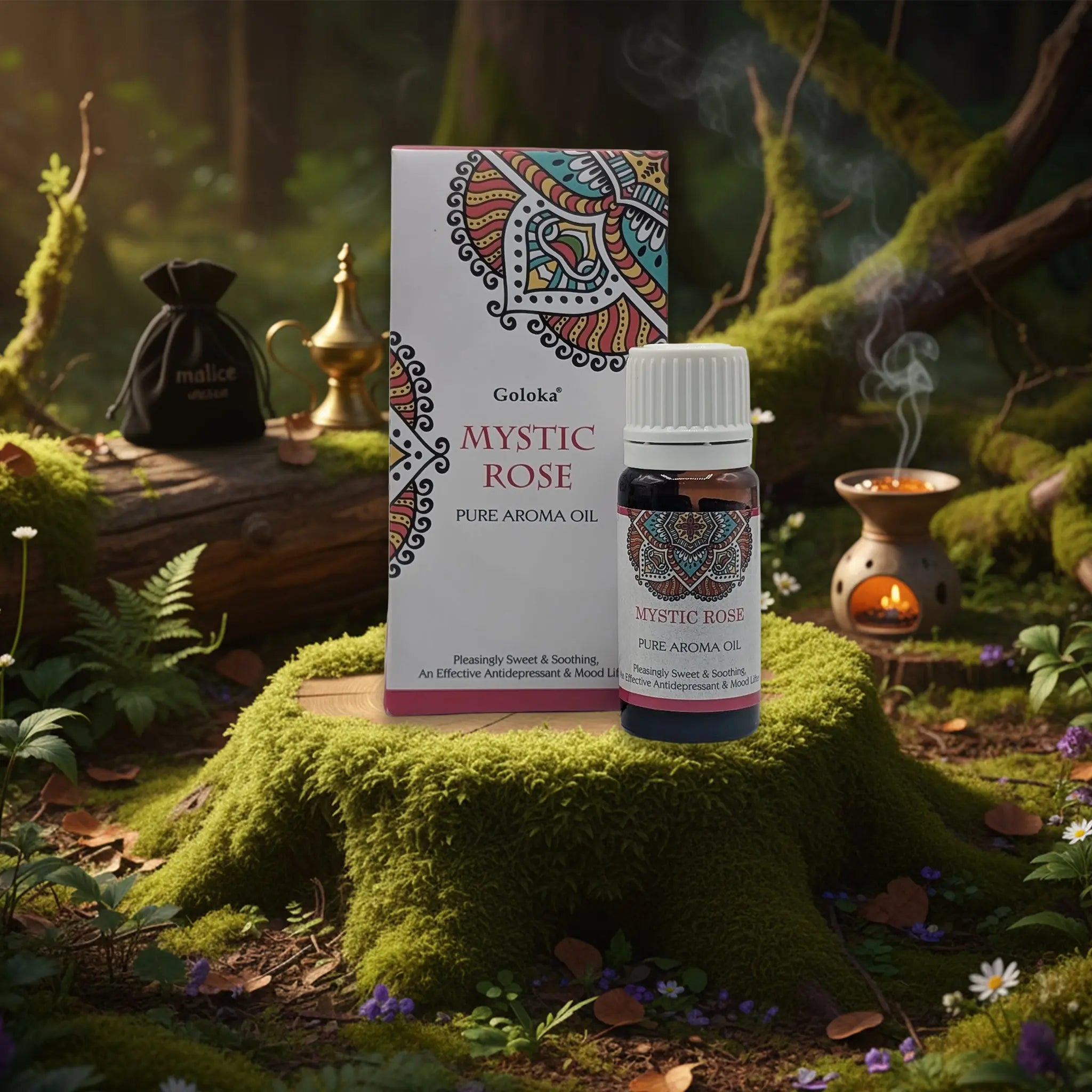 Flacon et étui d’huile aromatique Goloka « Mystic Rose » (Pure Aroma Oil) mis en scène sur une souche tapissée de mousse, dans une ambiance forêt magique (fumée d’encens en arrière-plan, petite bougie allumée, lumière douce et chaleureuse).