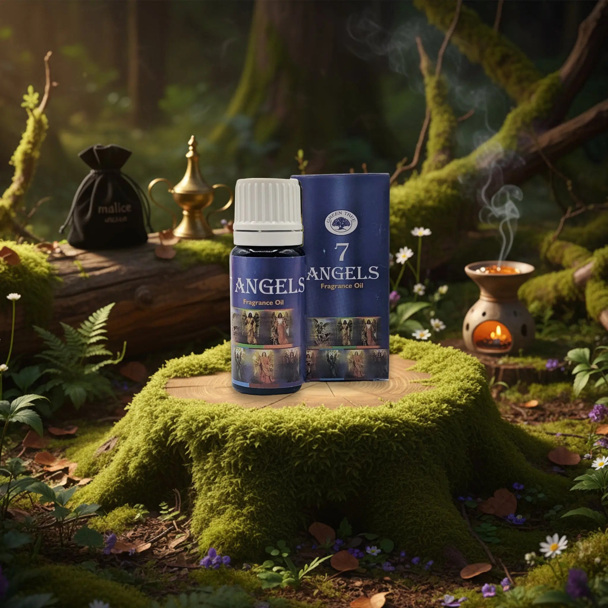 Flacon et boîte d’huile parfumée Green Tree « 7 Angels » posés sur une souche moussue, dans une ambiance forêt avec bougie allumée et fumée d’encens.