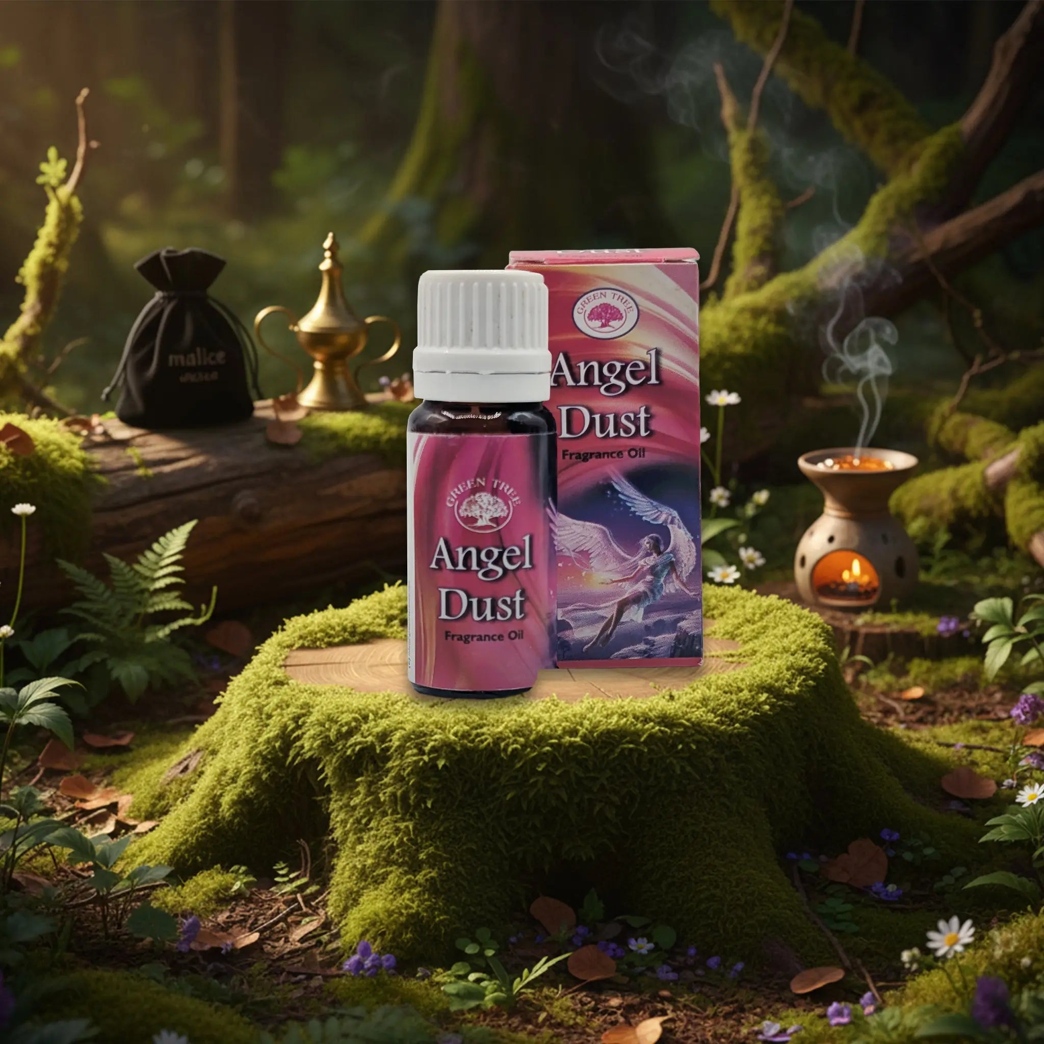 Flacon et boîte d’huile parfumée Green Tree « Angel Dust » posés sur une souche moussue, dans une ambiance forêt avec bougie allumée et fumée d’encens.
