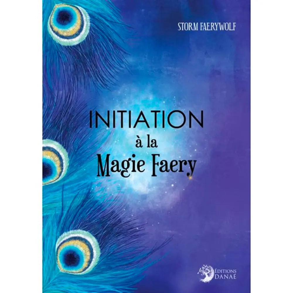 Couverture du livre Initiation à la Magie Faery de Storm Faerywolf orné de plumes de paon sur fond bleu.