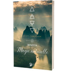 Couverture du livre Initiation à la Magie naturelle de Scott Cunningham aux Éditions Danaé. L'illustration présente un paysage montagneux brumeux survolé par les symboles géométriques des quatre éléments.