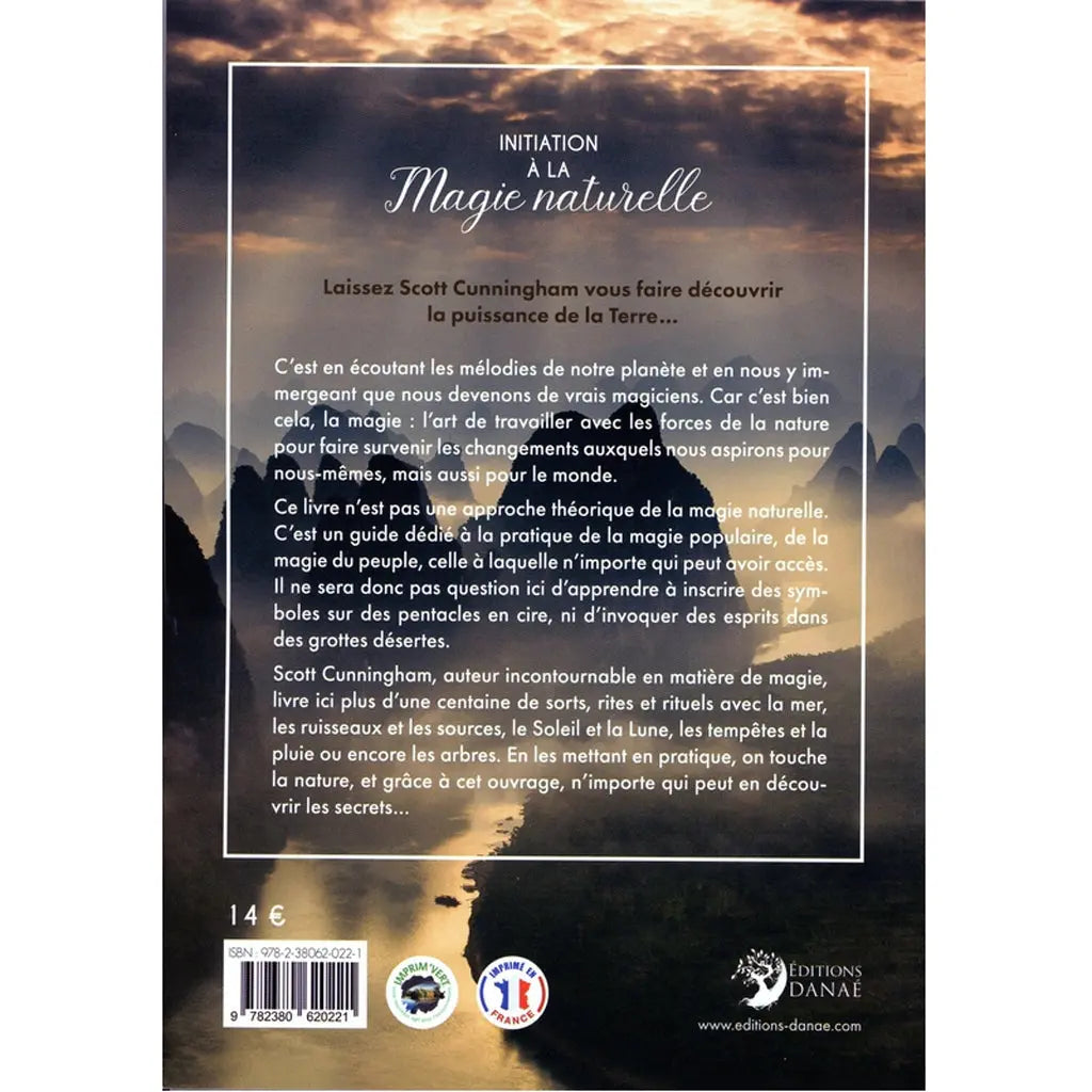 Dos du livre Initiation à la Magie naturelle de Scott Cunningham, illustré par un paysage montagneux sous un ciel crépusculaire.