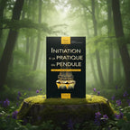 Livre noir et or Initiation à la pratique du pendule de Pierre d'Arzon posé sur une souche, illustré de trois pendules dorés suspendus.