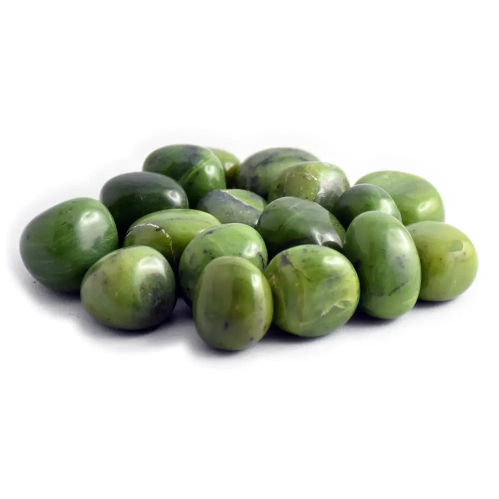 Un ensemble de pierres de jade roulées aux surfaces lisses et brillantes, affichant diverses nuances de vert olive et de vert forêt, regroupées sur un fond blanc uni.