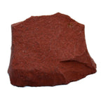 Bloc de jaspe rouge brut à l'unité, présentant une couleur rouge brique intense et une texture granuleuse naturelle sur fond blanc.