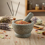 Grains d'encens de résine Jésus (multicolore) dans un mortier en granit gris avec pilon, entouré de brins de lavande, de feuilles de laurier et de bâtonnets d'encens.