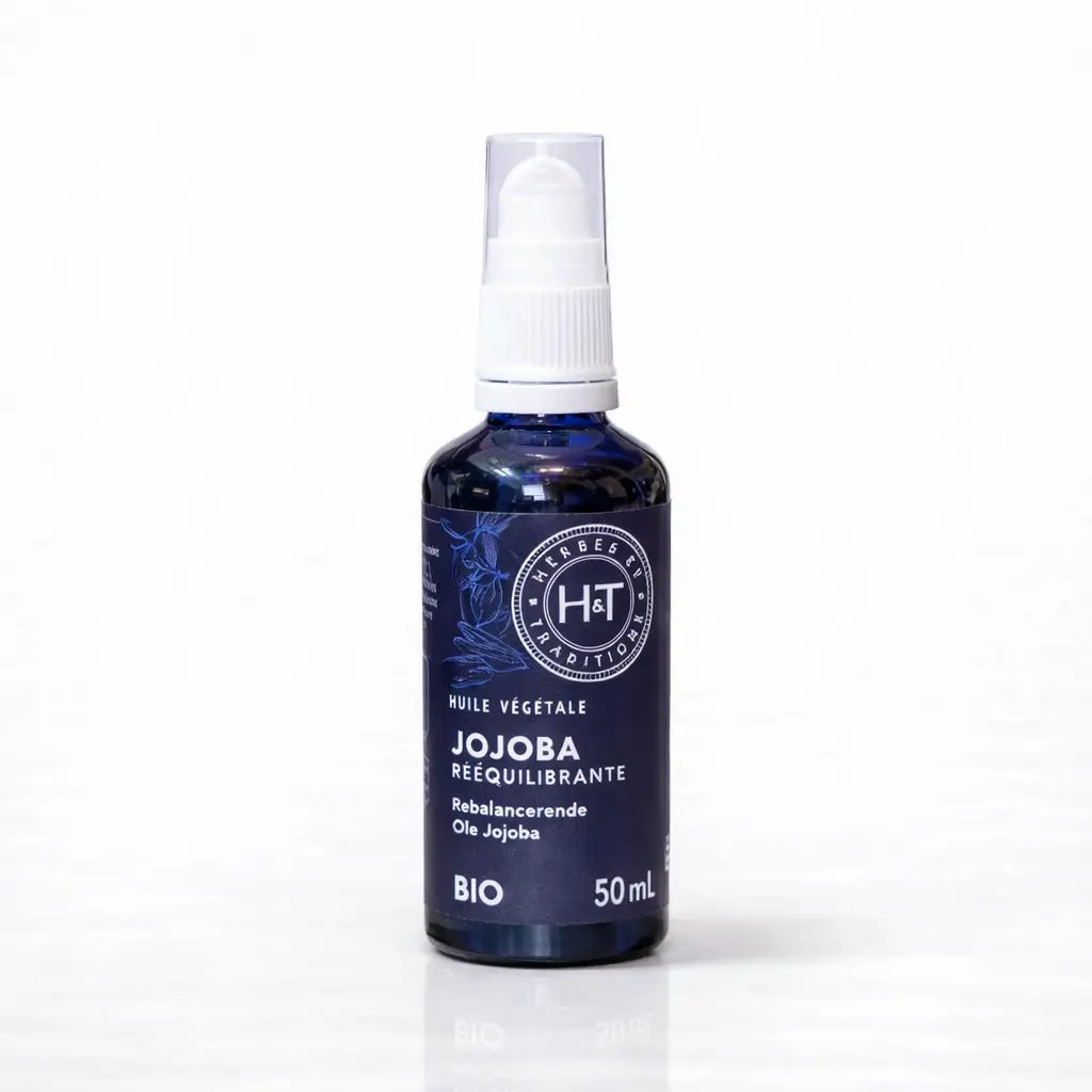 Un flacon pompe de 50 ml d'huile végétale de jojoba bio rééquilibrante de la marque Herbes & Traditions, en verre bleu foncé avec une étiquette assortie, présenté sur un fond blanc.