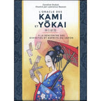 L'Oracle des Kami et Yôkai illustré d'une femme en kimono bleu tenant une ombrelle rouge devant un soleil levant.
