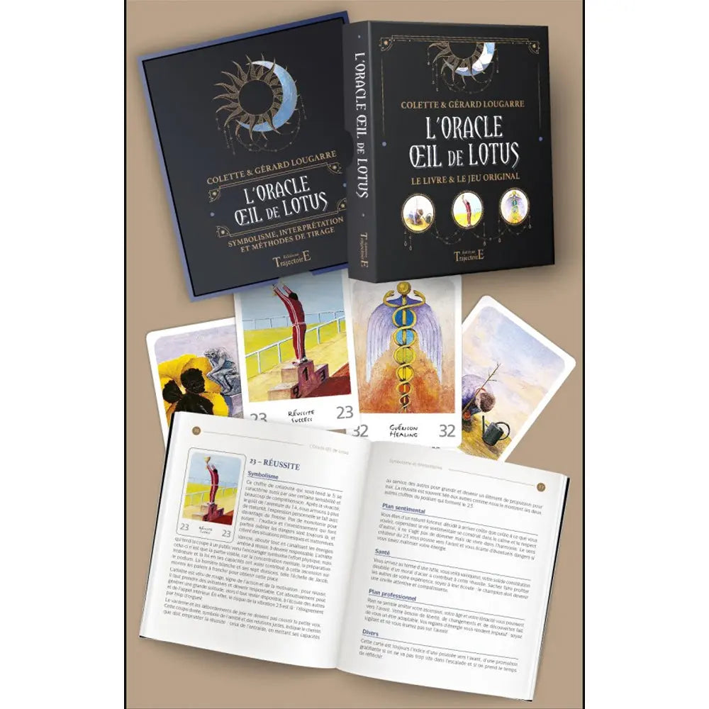 L'Oracle Œil de Lotus illustré par son coffret noir et or accompagné de son livret explicatif et de plusieurs cartes divinatoires aux dessins colorés.