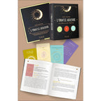 L'Oracle Akashik coffret complet noir et or comprenant le livre ouvert, quatre cartes colorées et la boîte illustrée d'un soleil et d'une lune.