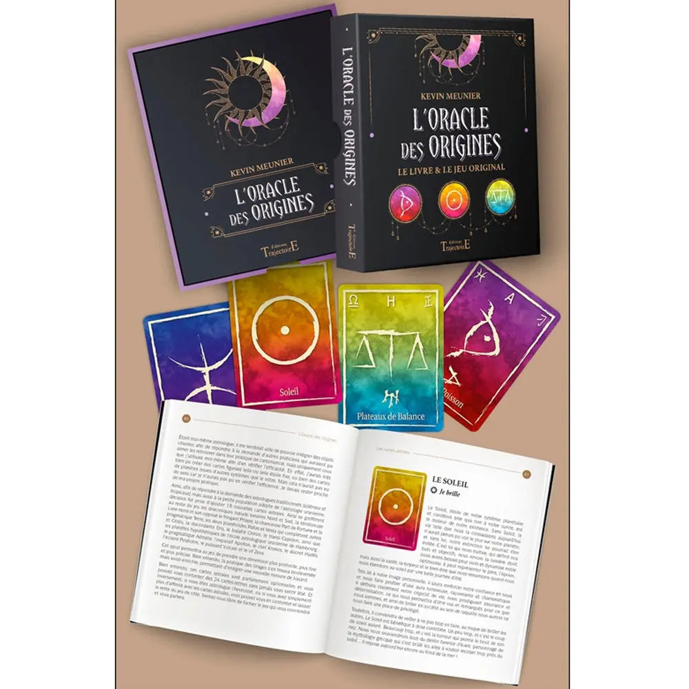 L'Oracle des Origines présenté avec son coffret, son livre d'accompagnement ouvert et plusieurs cartes divinatoires colorées étalées sur un fond neutre.