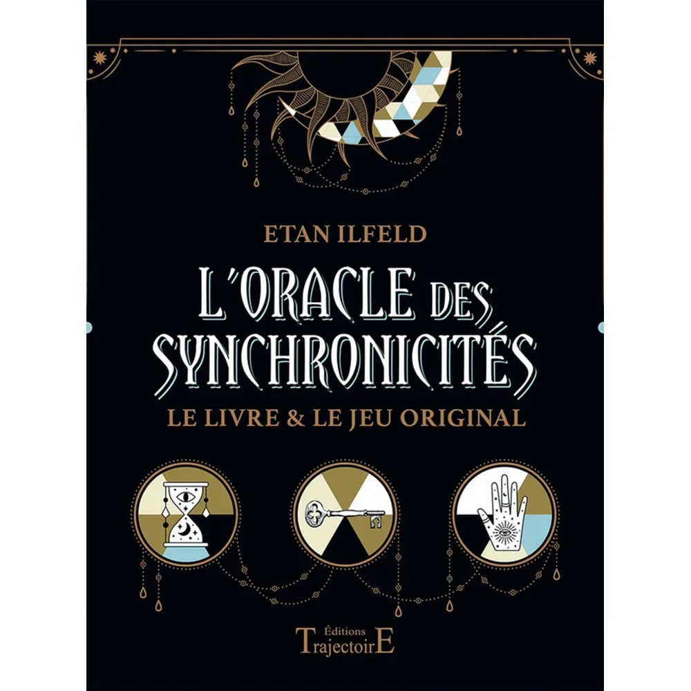 L'Oracle des Synchronicités illustré par trois médaillons symboliques représentant un sablier, une clé et une main mystique sur un fond noir aux détails dorés.