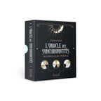 L'Oracle des Synchronicités présenté dans son coffret noir élégant, orné de trois médaillons illustrant un sablier, une clé et une main mystique sous un croissant de lune.