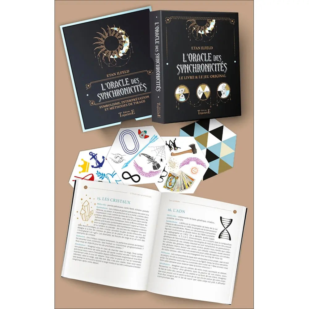 L'Oracle des Synchronicités présenté avec son coffret, son livre d'accompagnement ouvert aux pages "Les Cristaux" et "L'ADN", ainsi que plusieurs cartes hexagonales illustrées.