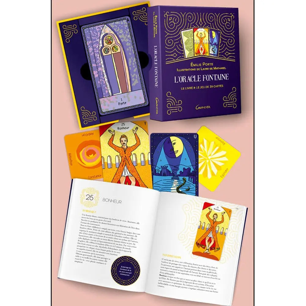 L'Oracle Fontaine illustré par son coffret violet aux dorures élégantes, accompagné de son livre ouvert et de cartes divinatoires colorées.