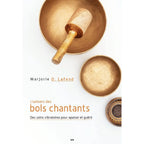 L'Univers des Bols Chantants de Marjorie D. Lafond illustré par trois bols tibétains de différentes tailles et un maillet en bois sur une couverture blanche épurée.