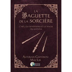 La Baguette de la Sorcière d'Alferian Gwydion MacLir illustré par trois baguettes magiques sur une couverture prune ornée d'arabesques dorées.