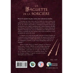 La Baguette de la Sorcière illustrée par le verso de sa couverture présentant un texte de présentation sur un fond prune, accompagné de deux silhouettes de baguettes magiques.