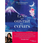 La Fée qui ouvrait les cœurs d'Anne Ghesquière illustré par un paysage onirique où une fée se balance sous un croissant de lune à côté d'un volcan en éruption.