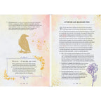 Double page extraite du livre La Magie des Fées, abordant sur la page de gauche la "Métamorphose" illustrée par la silhouette d'un corbeau ainsi qu'un encadré sur "Minuit - L'heure des fées", et proposant sur la page de droite une section "Attention aux mauvaises fées" qui détaille des moyens de protection (fer, plantes), accompagnée de l'illustration violette d'une fleur, le tout sur un fond aux tons pastel.