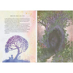 Double page extraite du livre La Magie des Fées, présentant à gauche une section intitulée "Méditer avec les fées" illustrée par la silhouette violette d'une personne assise sous un arbre, et à droite une grande illustration détaillée d'un arbre ancien et mystique avec une large cavité, situé au cœur d'une forêt enchantée.