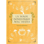 Quatrième de couverture du livre La Magie Domestique avec Hestia sur fond jaune texturé avec titre blanc, illustrations de feuillages noirs et texte de présentation.