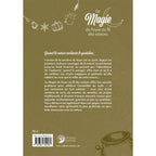Dos du livre La Magie du Foyer au fil des saisons sur fond vert olive, orné de discrets motifs saisonniers. Il invite à se reconnecter aux cycles de la nature en proposant plus d'une centaine de sorts, recettes et travaux manuels pour enchanter le quotidien.