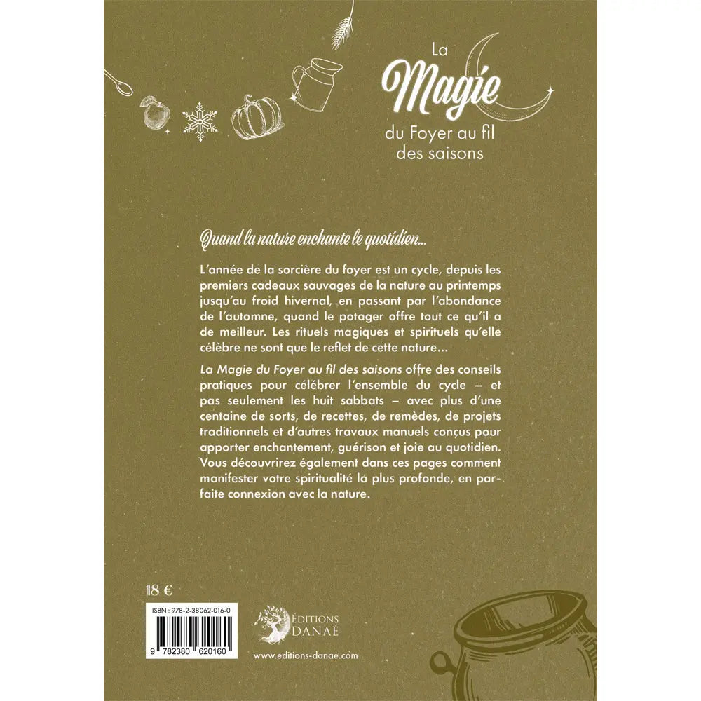 Dos du livre La Magie du Foyer au fil des saisons sur fond vert olive, orné de discrets motifs saisonniers. Il invite à se reconnecter aux cycles de la nature en proposant plus d'une centaine de sorts, recettes et travaux manuels pour enchanter le quotidien.