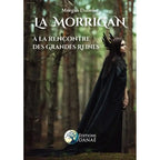 La Morrigan de Morgan Daimler, illustré par une femme vêtue d'une longue cape noire et ornée de plumes de corbeau, tenant une épée au milieu d'une forêt sombre.