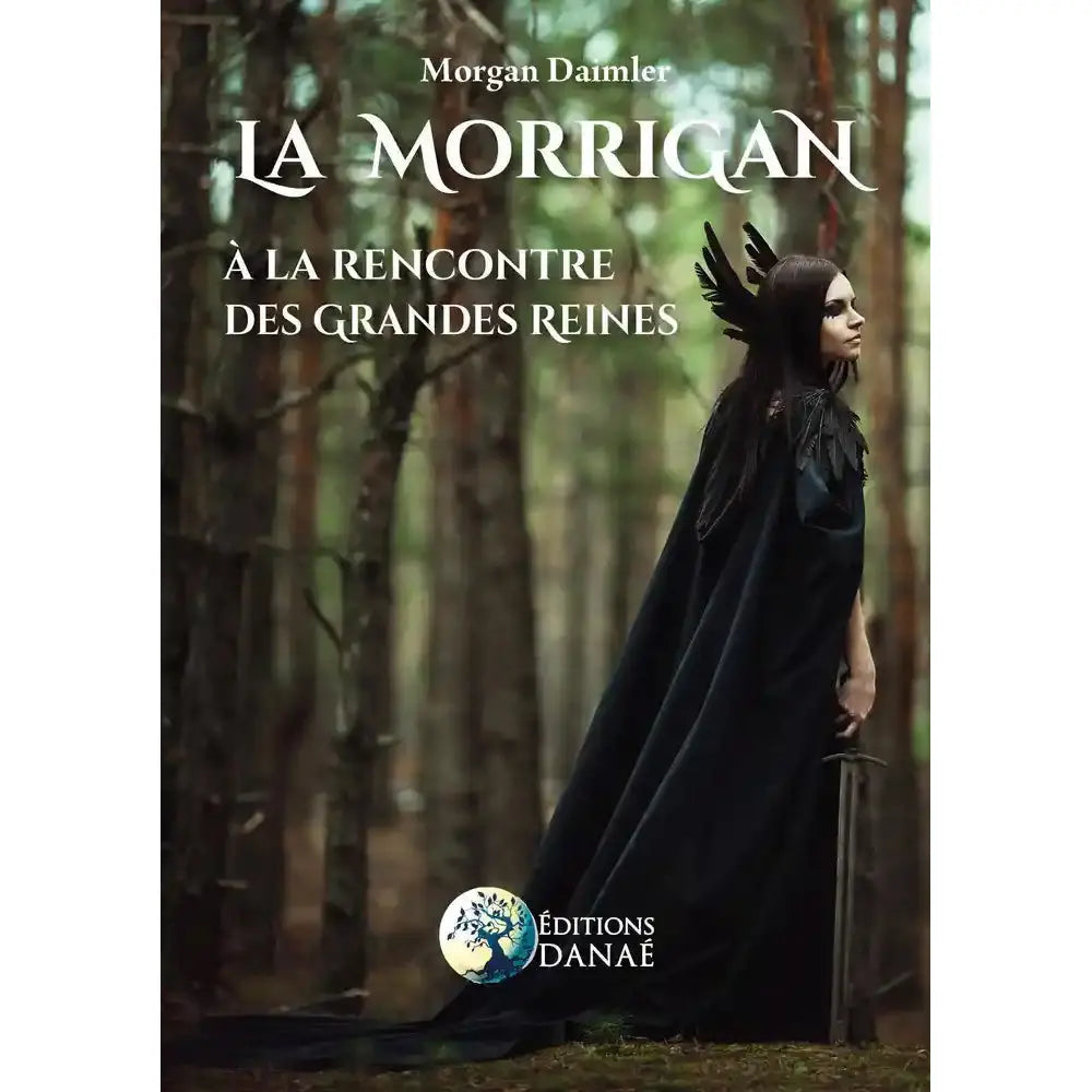 La Morrigan de Morgan Daimler, illustré par une femme vêtue d'une longue cape noire et ornée de plumes de corbeau, tenant une épée au milieu d'une forêt sombre.