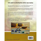 Quatrième de couverture du livre "La pierre chantante" présentant un résumé sur la santé par les pierres, une compilation de 70 articles et une photo de bols tibétains sur du sable.