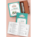La Sauge - Le livre & le bâton purificateur de Marie Delclos, illustré par le contenu du coffret ouvert : son livre de référence, un guide pratique illustré et un véritable bâton de sauge blanche.