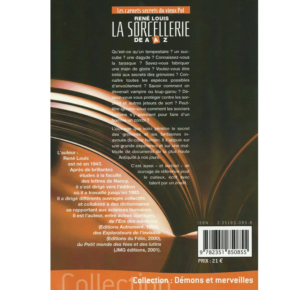La Sorcellerie de A à Z illustré par le verso de sa couverture présentant un texte descriptif sur fond noir, encadré par des pages de livre ouvertes.